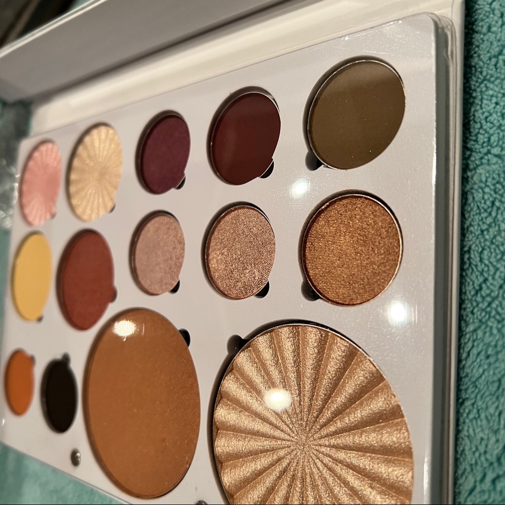 OFRA Cosmetics Pro Palette - Glow Into The Winter - Picture 5 of 10